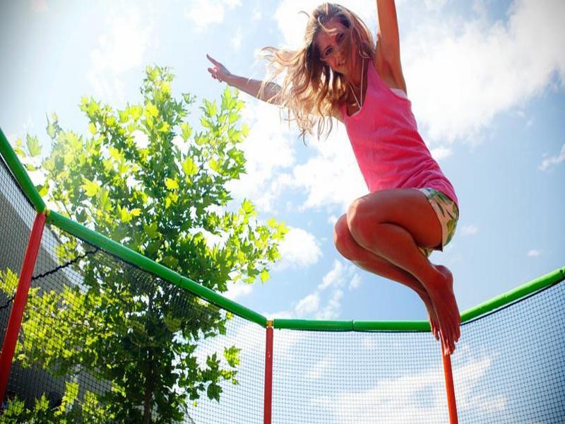 Su水上乐园酒店 安塔利亚 外观 照片 A woman on a trampoline